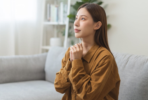 Contar com um momento de conexão espiritual ajuda a organizar os pensamentos e a recuperar o equilíbrio (Imagem: Kmpzzz | Shutterstock)