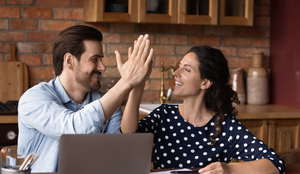 É possível limpar o nome e reorganizar a vida financeira seguindo um plano estruturado (Imagem: fizkes | Shutterstock)