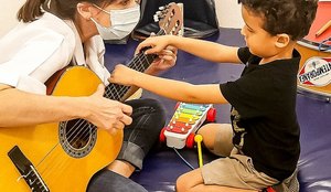 A musicoterapia pode envolver a participação ativa do paciente, como cantar, tocar instrumentos ou movimentar-se com a música