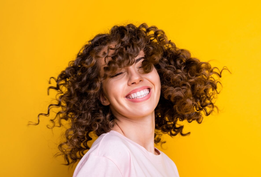 Para manter a definição dos cachos no day after é necessária uma rotina de cuidados (Imagem: Roman Samborskyi | Shutterstock)