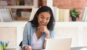 Estudar atualidades contribui para o desempenho em diferentes etapas do Enem (Imagem: Dean Drobot | Shutterstock)