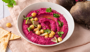 Homus de grão-de-bico com beterraba (Imagem: BooFamily | Shutterstock)
