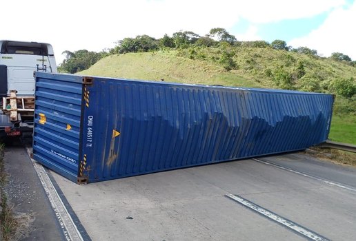 Carreta tombou no sentido Recife / João Pessoa