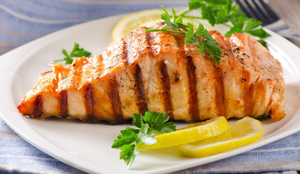 Salmão grelhado com gengibre (Imagem: Tatjana Baibakova | Shutterstock)