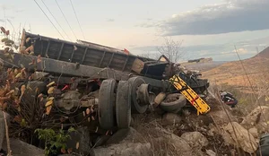 Motorista morre e dois ficam feridos apos caminhao tombar na serra de Monte Horebe no Sertao da Paraiba