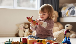 É importante adotar alguns cuidados com as crianças em casa nas férias (Imagem: PeopleImages.com - Yuri A | Shutterstock)