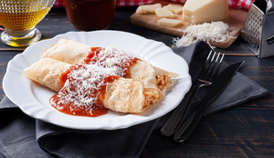 Panqueca recheada de frango com molho de tomate (Imagem: flanovais | Shutterstock)