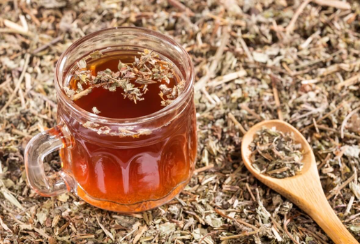 O chá de quebra-pedra auxilia em tratamentos renais e hepáticos (Imagem: Luis Echeverri Urrea | Shutterstock)