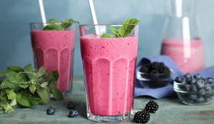 Vitamina de amora com mirtilo (Imagem: New Africa | Shutterstock)