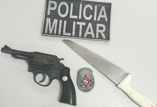 Material que estava com o suspeito do crime foi apreendido.