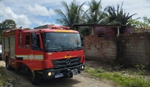 Corpo de Bombeiros conteve chamas de incêndio em Mangabeira.