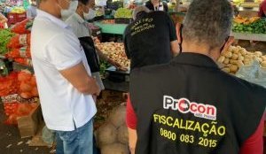 Procon constata de variação de 373% no preço das frutas em feiras de JP