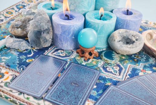 O tarot traz conselhos e alertas para os nativos de cada signo (Imagem: vetre | Shutterstock)
