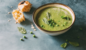 Sopa de ervilha com hortelã (Imagem: Anna Puzatykh | Shutterstock)