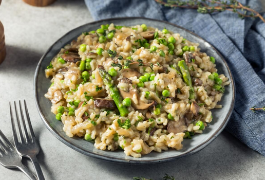 Risoto de aspargo com cogumelo (Imagem: Brent Hofacker | Shutterstock)