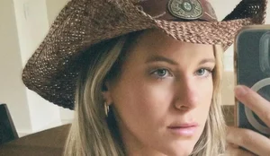 Atriz passa mal em voo e aviao e interditado por mau cheiro