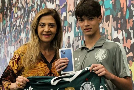 Felipe Goto, atleta da base palmeirense, ganhou celular novo das mãos da presidente Leila Pereira