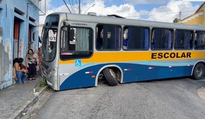 Ônibus interditou um cruzamento no Centro de João Pessoa
