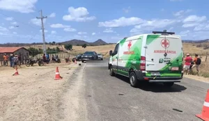 Homem é arremessado e morre após bater moto em ambulância no Sertão da PB