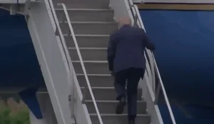 Donald Trump cai em escadas de aviao e internet nao perdoa
