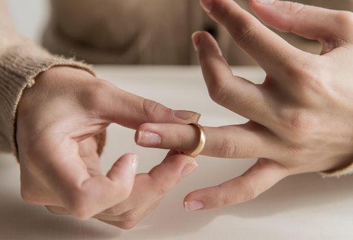 Como remover um anel que ficou preso no dedo?