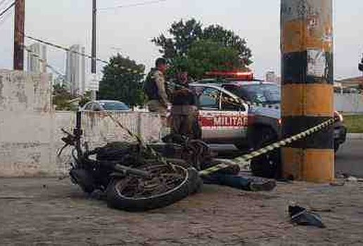 Motociclista morre ao colitir contra poste 3