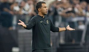 Corinthians anuncia saída do técnico Fernando Lázaro