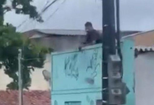 Condutor embriagado colide carro e sobe em telhado para fugir da pm 640x463