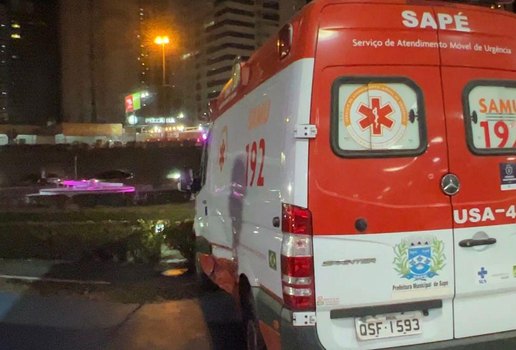 Vítima foi socorrida em uma ambulância do Samu