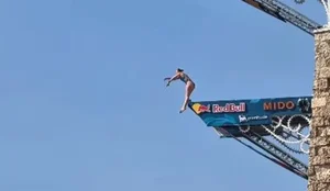 Nadadora sofre queda de 22m e se acidenta em competicao