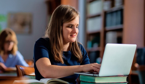 Recursos de acessibilidade para pessoas com deficiência visual oferecem autonomia e ampliam a participação social (Imagem: Kinga | Shutterstock)