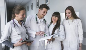 Medicos masculinos e femininos com papeis