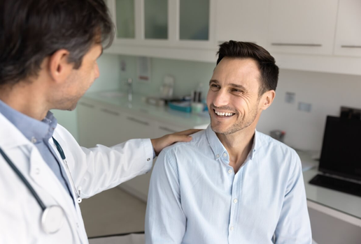 Ajustes na rotina dos pais podem contribuir para uma melhor qualidade de vida (Imagem: fizkes | Shutterstock)