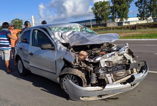 Parte frontal do veículo ficou destruída após acidente.