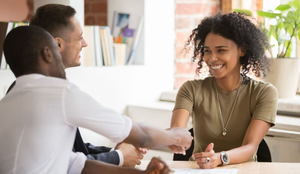 O primeiro emprego representa a construção de um futuro profissional (Imagem: fizkes | Shutterstock)