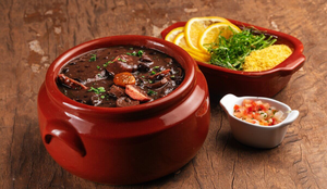 Feijoada vegana com linguiça vegetal (Imagem: Igor Vilela Rotundo | Shutterstock)