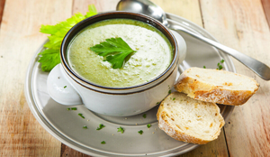 Creme de couve-flor com ora-pro-nóbis (Imagem: OksanaZubenko | Shutterstock)