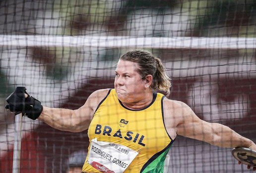 A atleta paulista quebrou duas vezes o próprio recorde mundial na modalidade