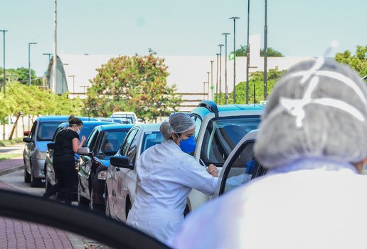 Enfermeiros durante campanha de vacinação, em João Pessoa.