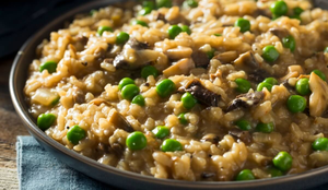 Risoto de cogumelo e ervilha (Imagem: Brent Hofacker | Shutterstock)