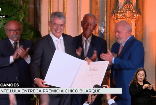 Chico Buarque recebe Prêmio Camões das mãos do presidente Luiz Inácio Lula da Silva.