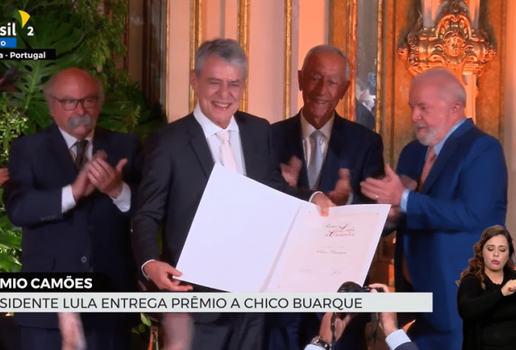 Chico Buarque recebe Prêmio Camões das mãos do presidente Luiz Inácio Lula da Silva.