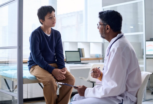 O quadro de torção testicular é mais frequente em crianças e adolescentes, especialmente até a puberdade, e requer intervenção médica (Imagem: Media_Photos | Shutterstock)