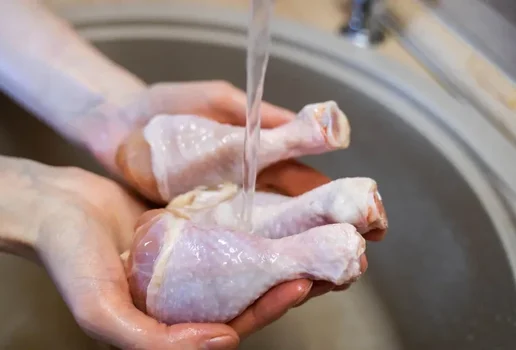 Lavar o frango antes de cozinhar pode matar e a ciencia explica o porque