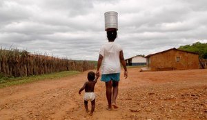 Carros-pipa são a solução para crise hídrica na Paraíba.