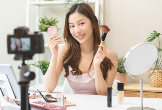 Os acessórios certos fazem grande diferença nos conteúdos de beleza (Imagem: Kmpzzz | Shutterstock)