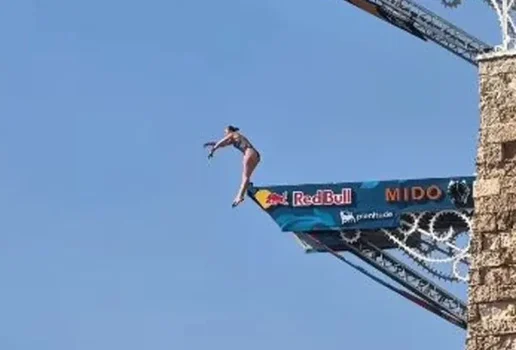 Nadadora sofre queda de 22m e se acidenta em competicao