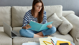 Os vícios de linguagem podem comprometer a clareza da mensagem (Imagem: Cast Of Thousand | Shutterstock)