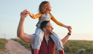 Os astros podem influenciar o jeito de cada pai agir (Imagem: PeopleImages.com - Yuri A | Shutterstock)