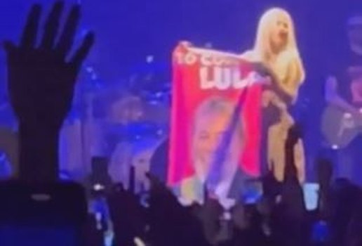 Luísa Sonza ergue bandeira de apoio a Lula durante show na PB